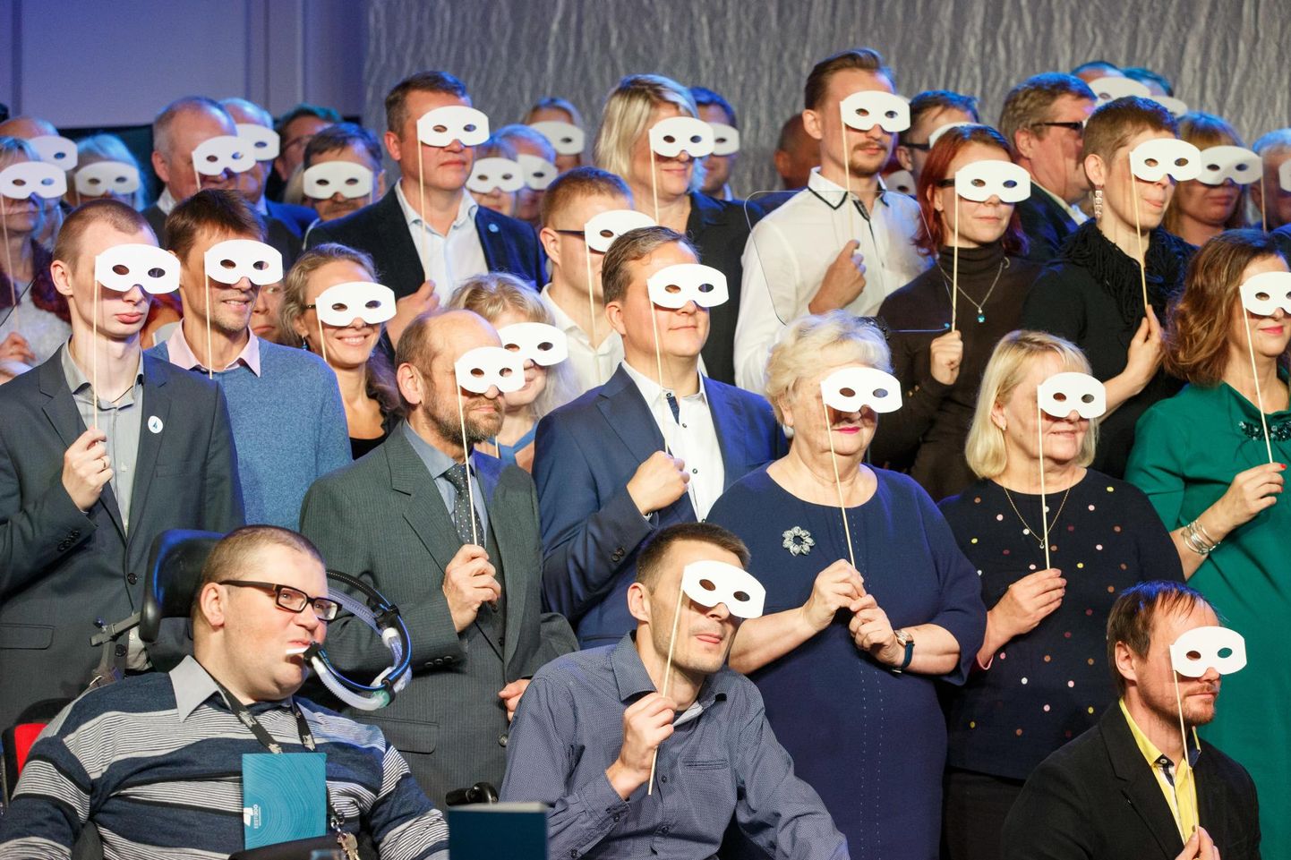 Eesti 200 parteiks saamise üldkogul novembris peitsid erakonna liikmed end maskide taha. Kaks kuud enne valimisi on suuresti veel varjatud ka riigikokku kandideerijad. FOTO: Tiina Kõrtsini/Õhtuleht