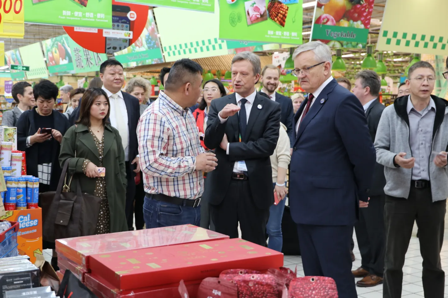 Minister Tarmo Tamm tutvub Hiinas pakutava kaubavalikuga.