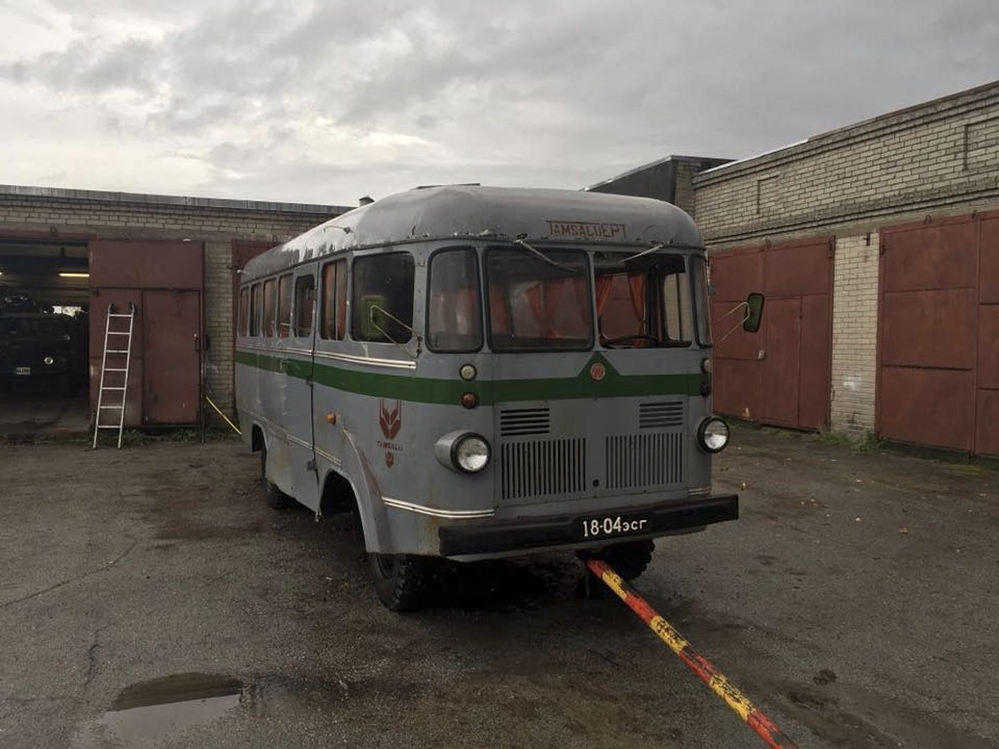 Nõukogude ajal oli tavapärane, et koolile anti kasutada ettevõttele kuuluv buss. Ilmselt seepärast kannab Tamsalu kooli käsutuses olnud sõiduriist EPT embleeme.