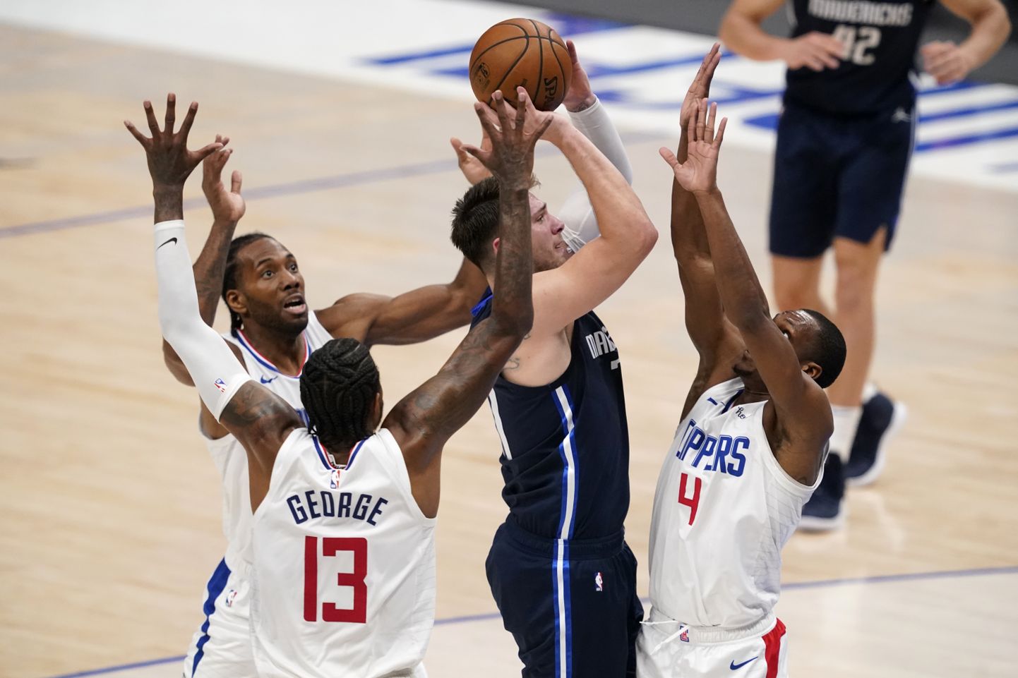 Luka Doncici takistamiseks kasutab Los Angeles Clippers kohati lausa kolme mängumeest.