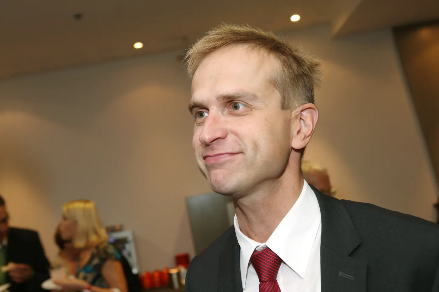 Rahandusministeeriumi asekantsler Märten Rossi sõnul kompenseeritakse teise pensionisambasse jääjatele vahepeal peatatud sissemaksed koos tootlusega.