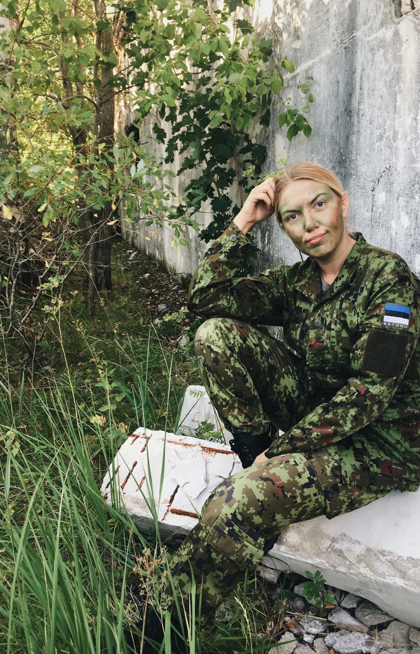 Loo autor kaitseväe vormis pisut maha sulanud kamuflaažiga ja ilma vormimütsita