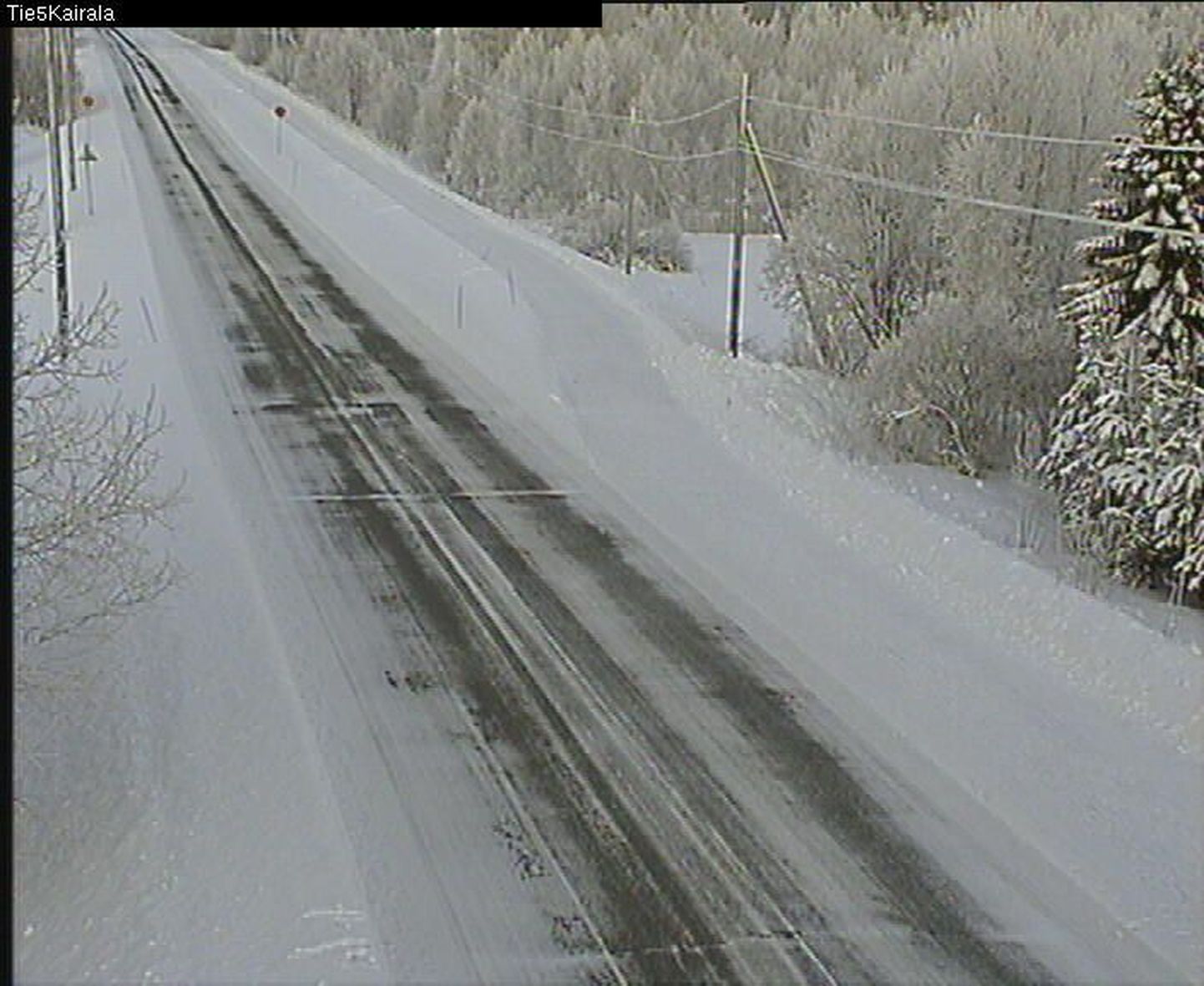 Soome maanteeameti valvekaamerast saadud pildil on Kairalast Sodankylässe viiv maantee, kus kell 11.24 oli õhutemperatuur -30 kraadi.