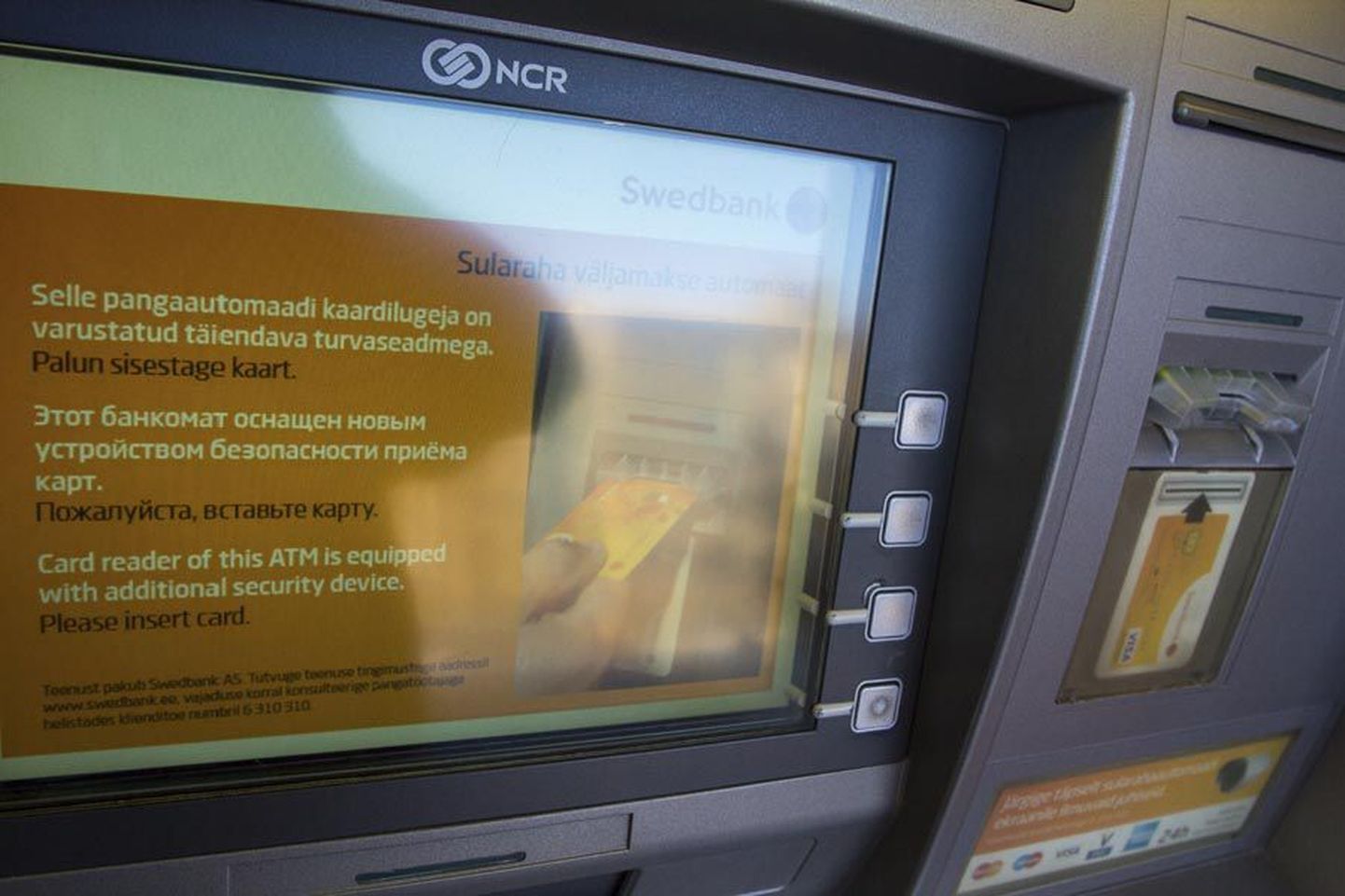Kõigi Swedbanki sularahaautomaatide kaardilugejad on saanud uue turvaseadme, anti-skimmeri. Niisuguse muudatuse läbi teinud aparaadi ekraanil seisab selle kohta ka kiri.