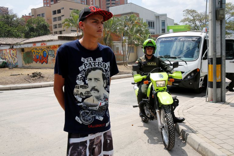 Narkoparuni Pablo Escobari pildiga särgis noormees jälgimas kurikuulsa narkoärimehe kodu õhkimist Medellínis.