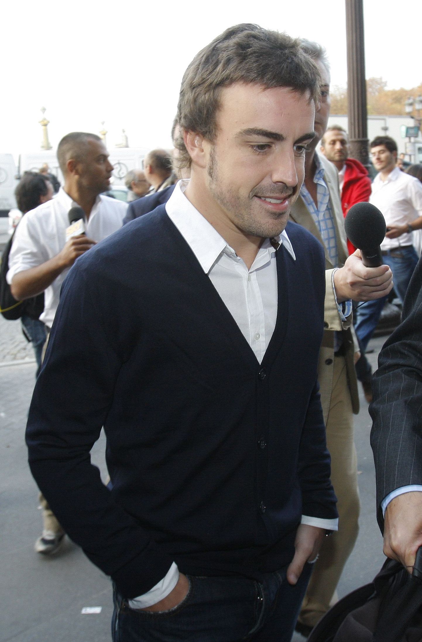 Fernado Alonso saabumas FIA peakorterisse.