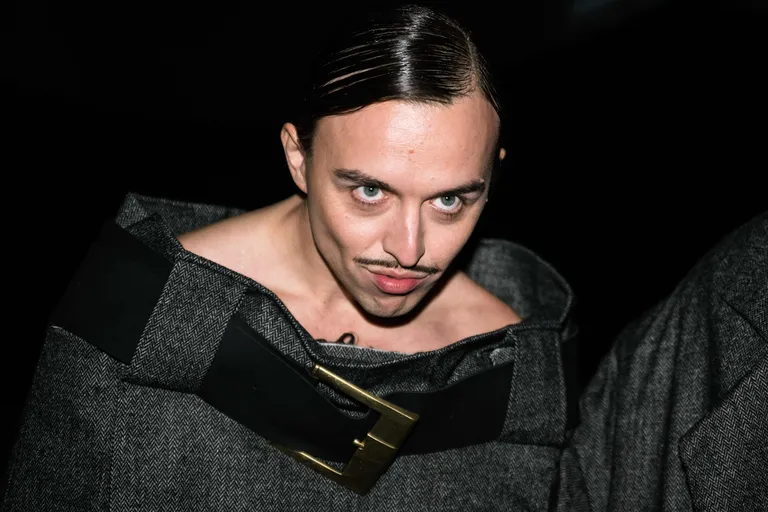 Tomijs Kešs piedalās modes zīmola KidSuper Menswear skatē Parīzes modes nedēļā. 2025. gada 25. janvāris.