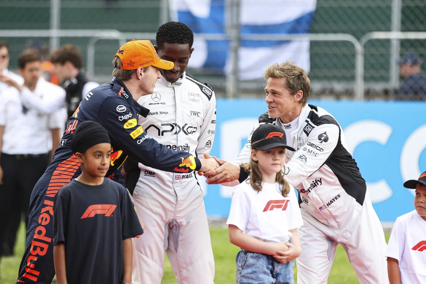 F1 mängufilmi võtted on toimunud ka päris F1 võidusõitudel. Foto aastast 2023, kus Max Verstappen (vasakul) annab kätt filmi peaosalisele, keda kehastab Brad Pitt.