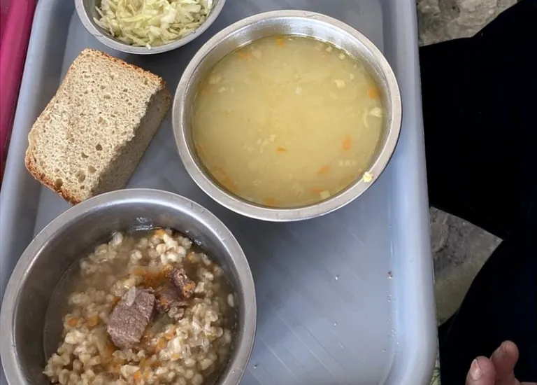 На обед пленным дали кукурузный суп и кашу с мясом.
