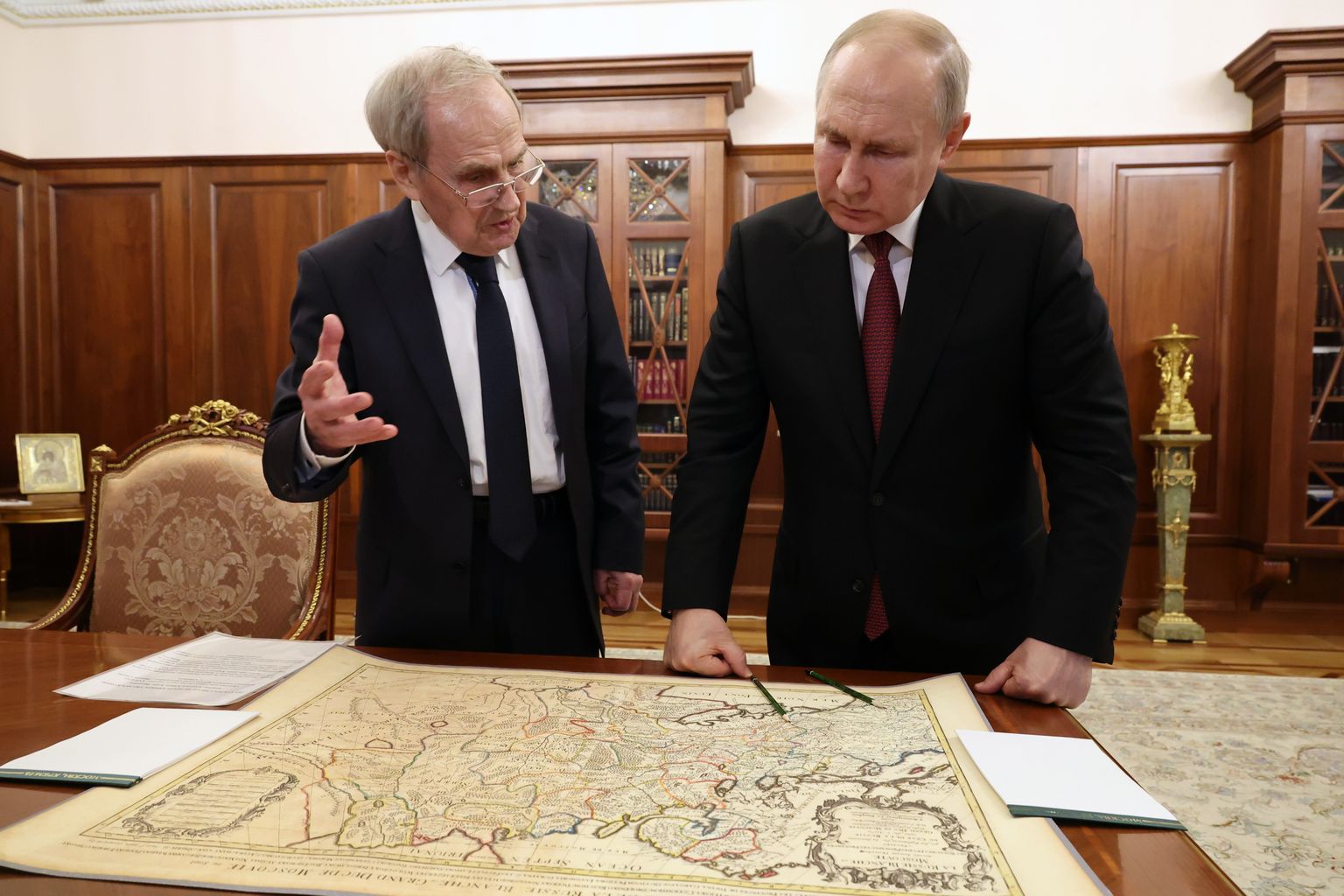 Глава Конституционного суда РФ Валерий Зорькин и Владимир Путин не могут найти на карте Украину, хотя она там есть.
