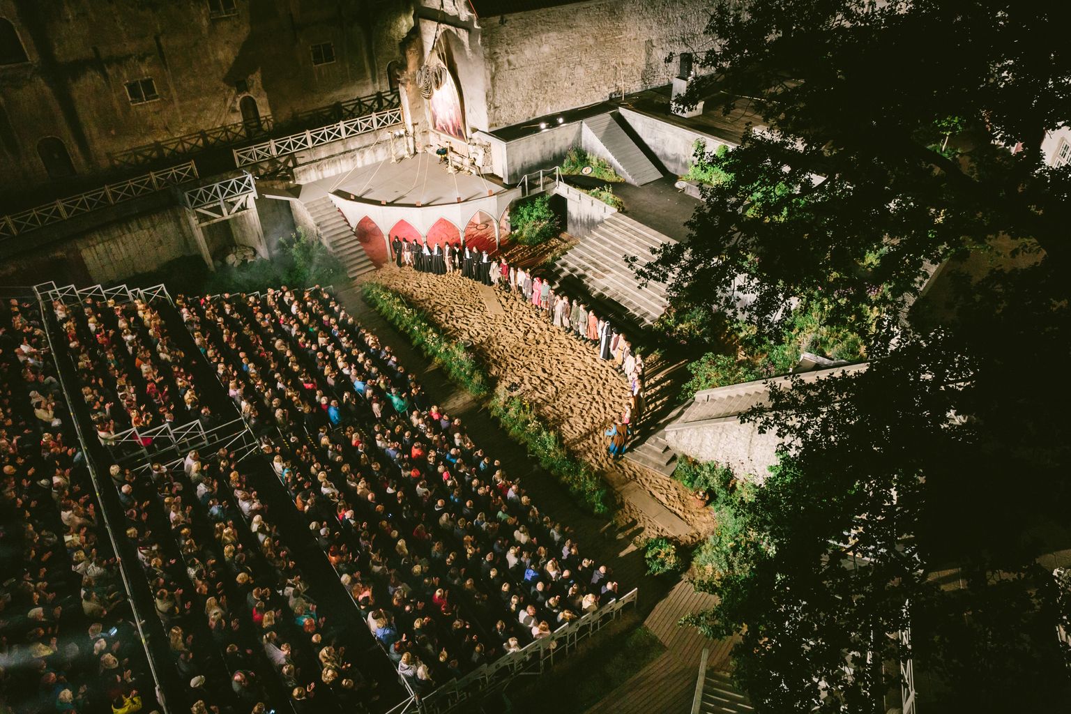 Tallinna Linnateatri näitlejad pärast «Vürst Gabriel ehk Pirita kloostri viimased päevad» etendust publikut tänamas.
