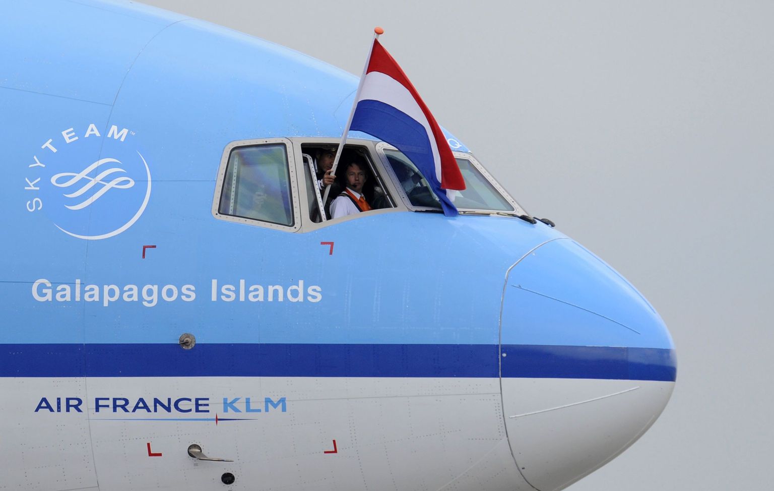Hollandi lipp KLM/Air France'i lennuki aknast.