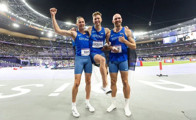 Janek Õiglane (keskel) naudib koos Johannes Ermi (vasakul) ja Karel Tilgaga võistlemist.