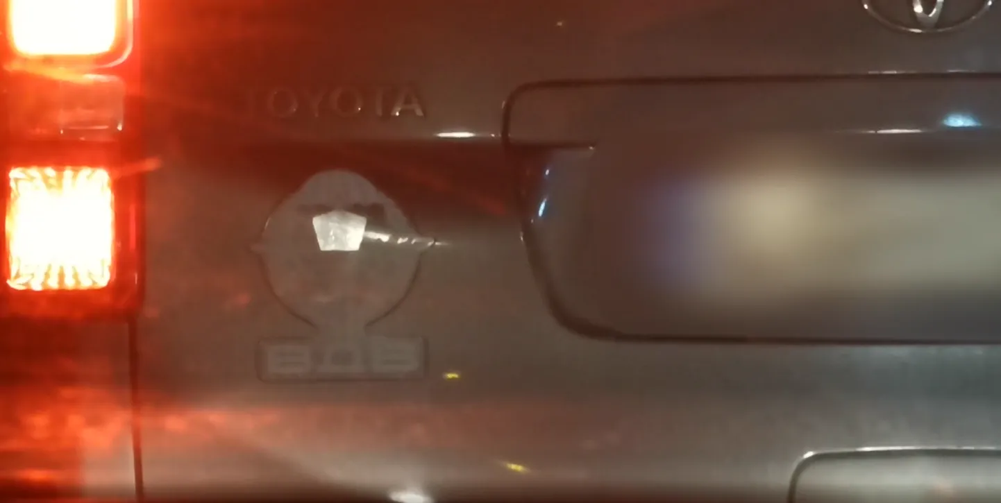 Авто с символикой, прославляющей российские войска
