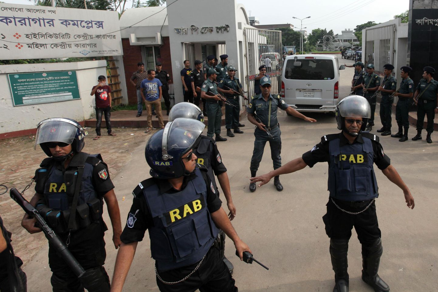 Bangladeshi politseinikud Kashimpuri Keskvangla ees, kus hoiti Mir Quasem Alit.