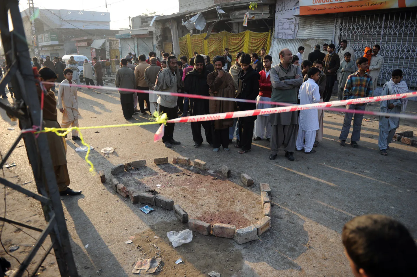 Kohalikud uurivad suitsiiditerroristi rünnakupaika Rawalpindis (Pakistan).