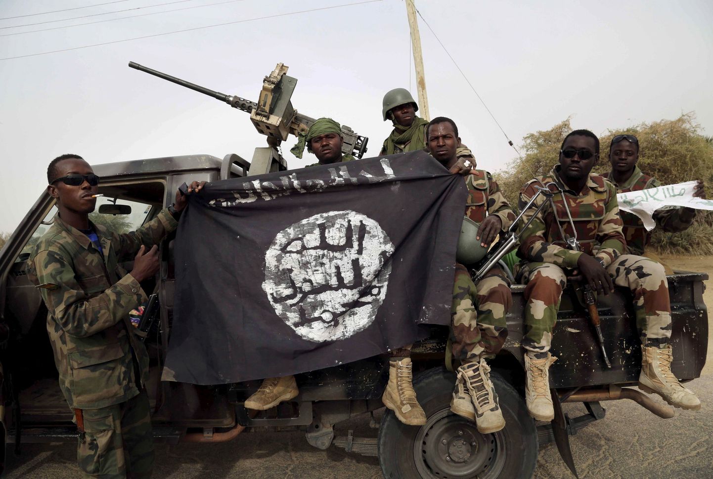 Nigeeria sõdurid hoidmas terroristidelt ära võetud Boko Harami lippu.