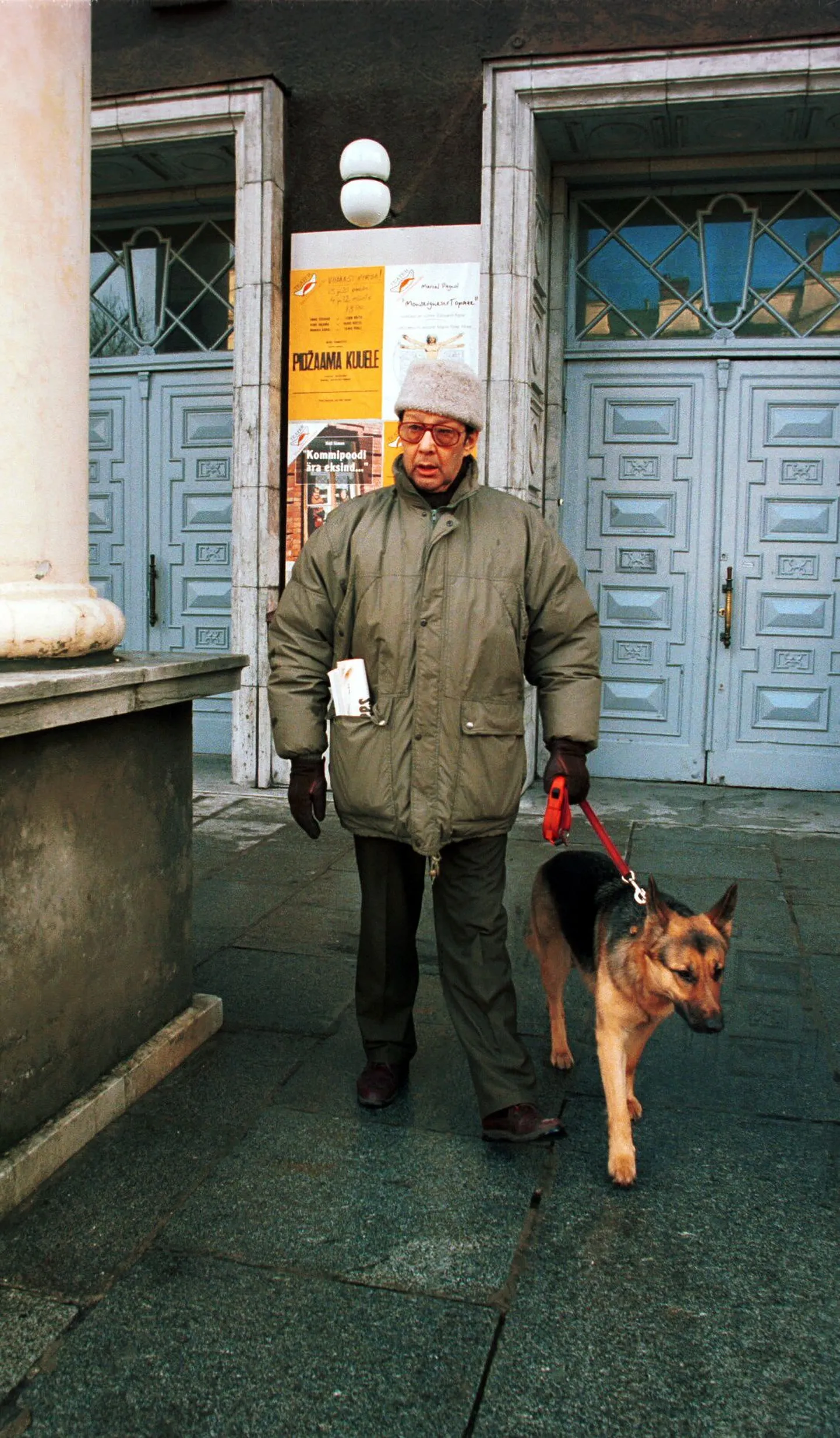 Eino Baskin Vanalinnastuudio ees, aasta oli siis 1997.