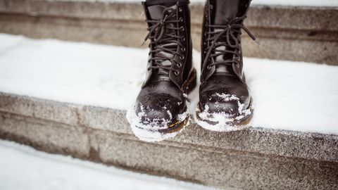 VÄHESED TEAVAD ⟩ Ootamatu vahend eemaldab inetud soolaplekid saabastelt