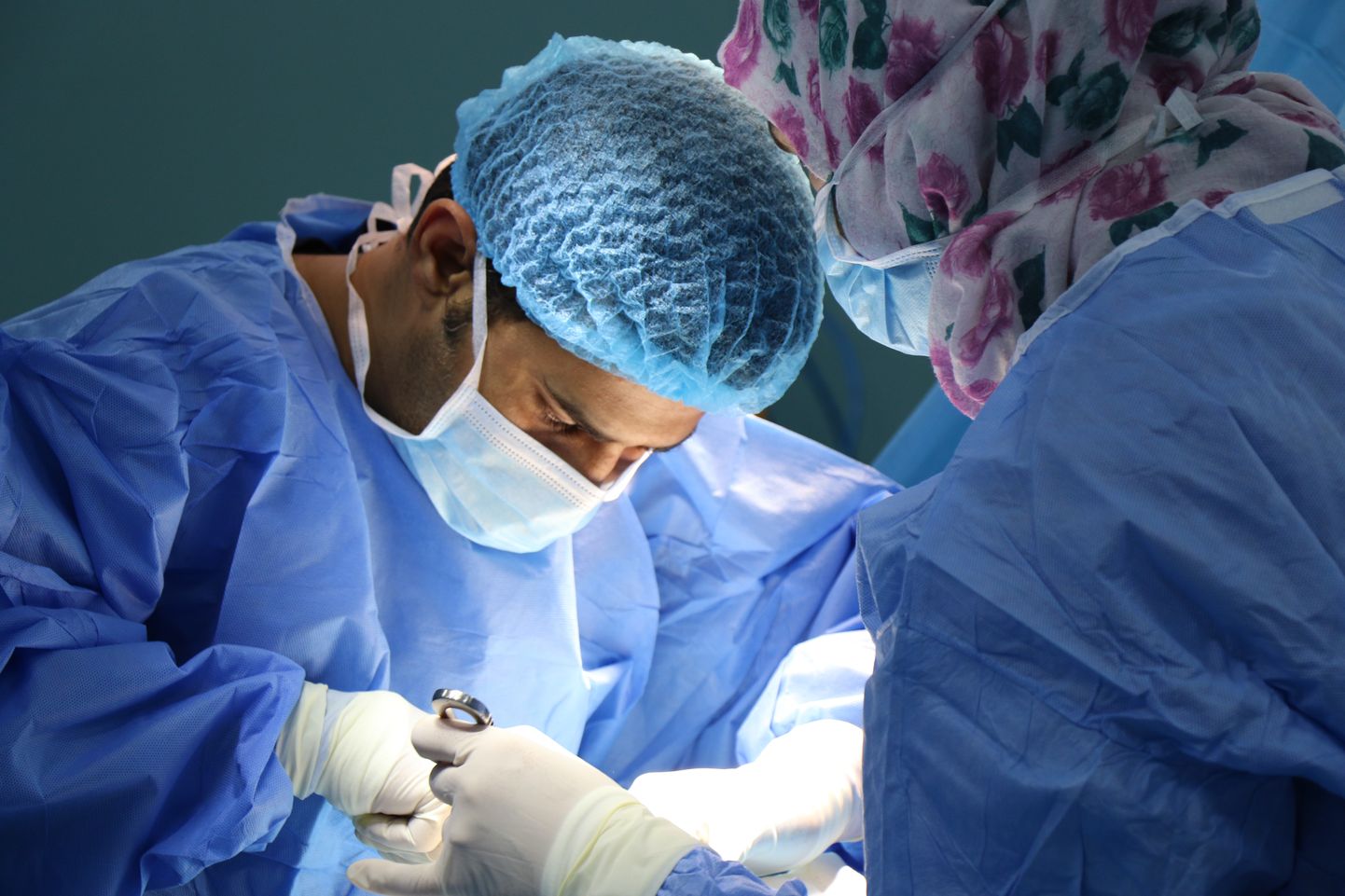 Ķirurgi operē. Ilustratīvs attēls