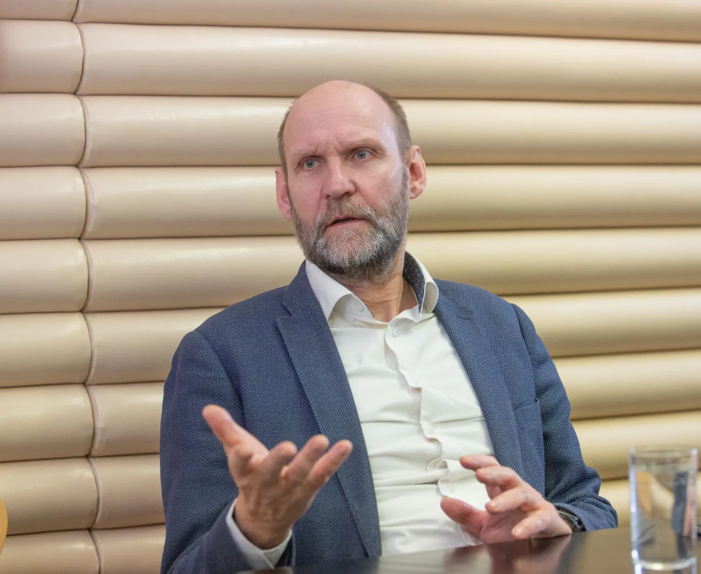 Isamaa riigikogu fraktsiooni juhi Helir-Valdor Seedri hinnangul elab Eesti riik üle jõu eelkõige soovist täita Reformierakonna kalleim ja rumalaim valimislubadus: maksuküüru likvideerimine, mille negatiivne mõju eelarvele on pikaajaline.