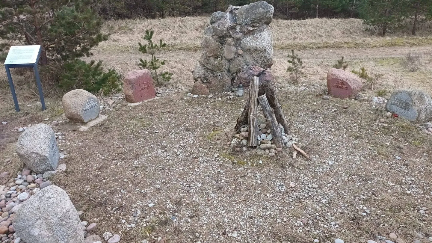 В лиепайской Каросте похищен металлический памятный крест