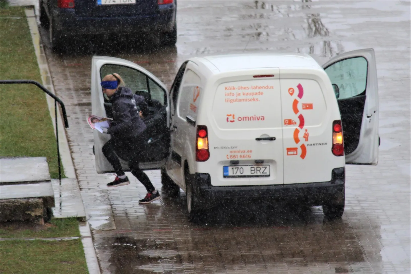 Laupäevast hakkavad Viljandis värskeid paberlehti postkastidesse viima Omniva kirjakandjad.