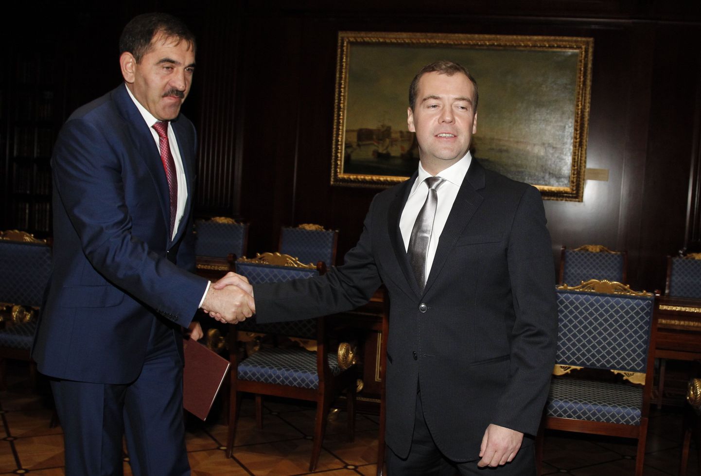 Vene peaminister Dmitri Medvedev (paremal) koos Inguši Vabariigi liidri Junus-bek Jevkuroviga mullu detsembris.