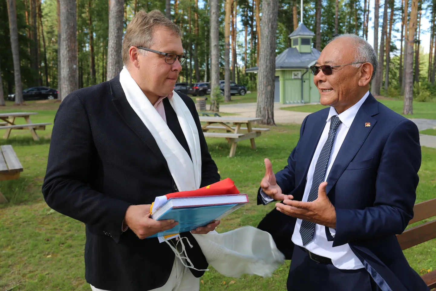 Riigikogu esimees Lauri Hussar sai dalai-laama eriesindaja Sonam Tsering Frasi käest kingituseks Tiibeti lipu, raamatu ja tiibeti traditsioonilise salli khata.