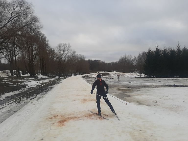 Suusataja eile pärastlõunal Tartu dendropargi ligi kilomeetrisel kunstlumega kaetud osal.