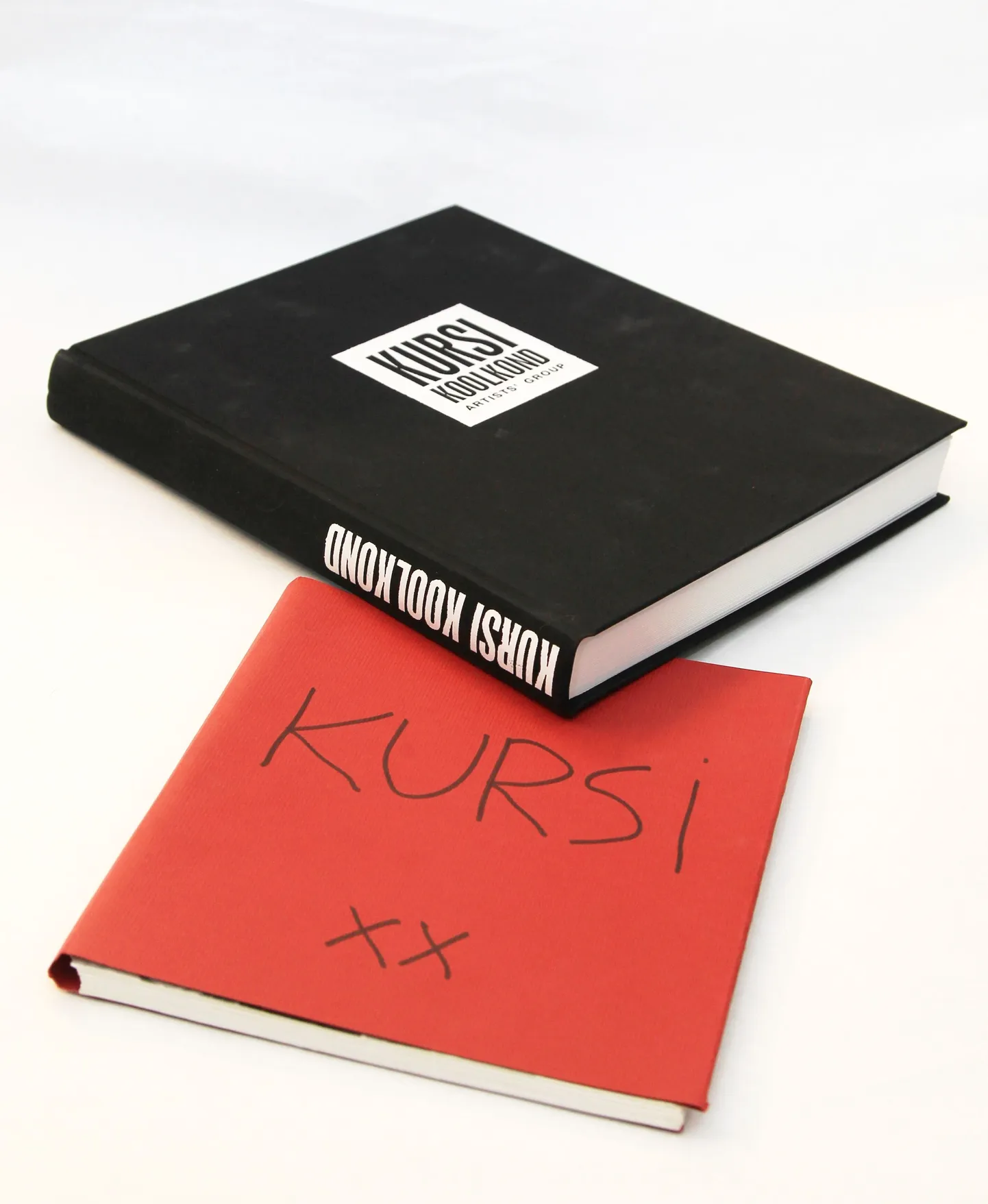 Kursi Koolkonna 25. aastapäeva tähistamiseks äsja ilmunud mustakaaneline album ja 20. aastapäeva puhune punakaaneline trükis.