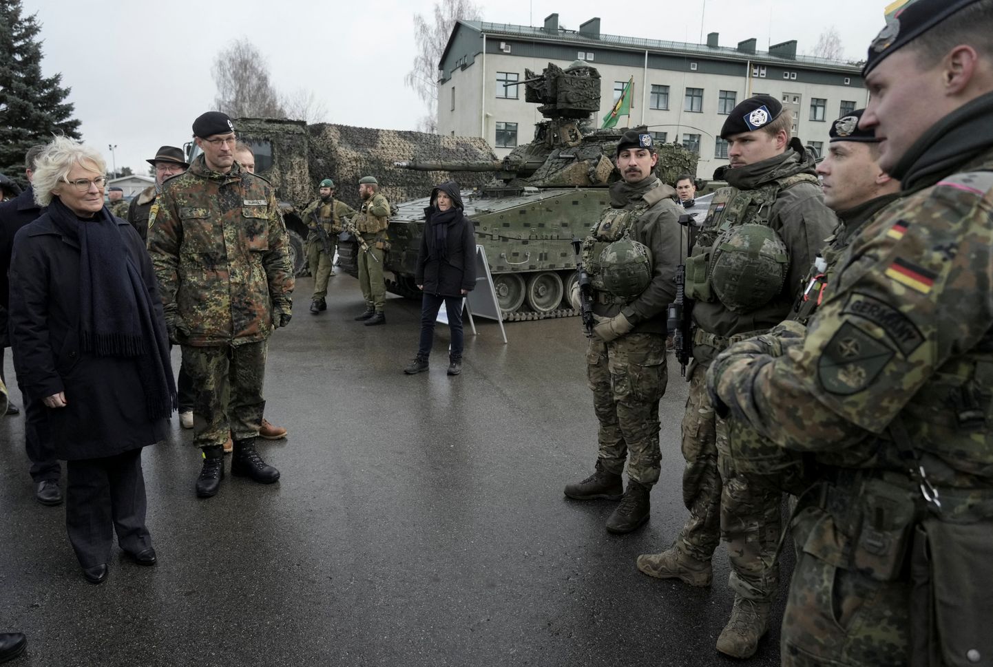 Министр обороны Германии Кристина Ламбрехт на военной базе во время визита в Литву