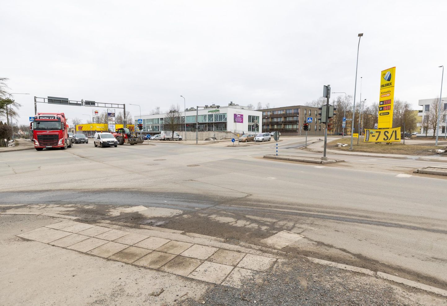 Põhja puiestee ja Jaama tänava ristmik oli eile veel vabalt läbitav, ent 1. aprillist läheb see kinni ja algab ehitus.