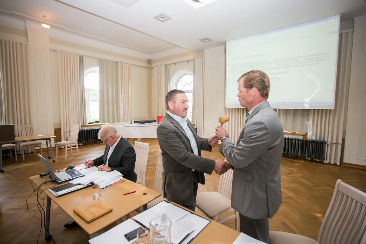 16. juuni 2014 ulatas Sotsiaaldemokraatliku erakonna liige Kulno Klein (vasakul) Tarmo Aldile linnavolikogu esimehe haamri. Nüüd on Alt taas tänu sotside toele tõusmas juba kolmandat korda volikogu juhiks.