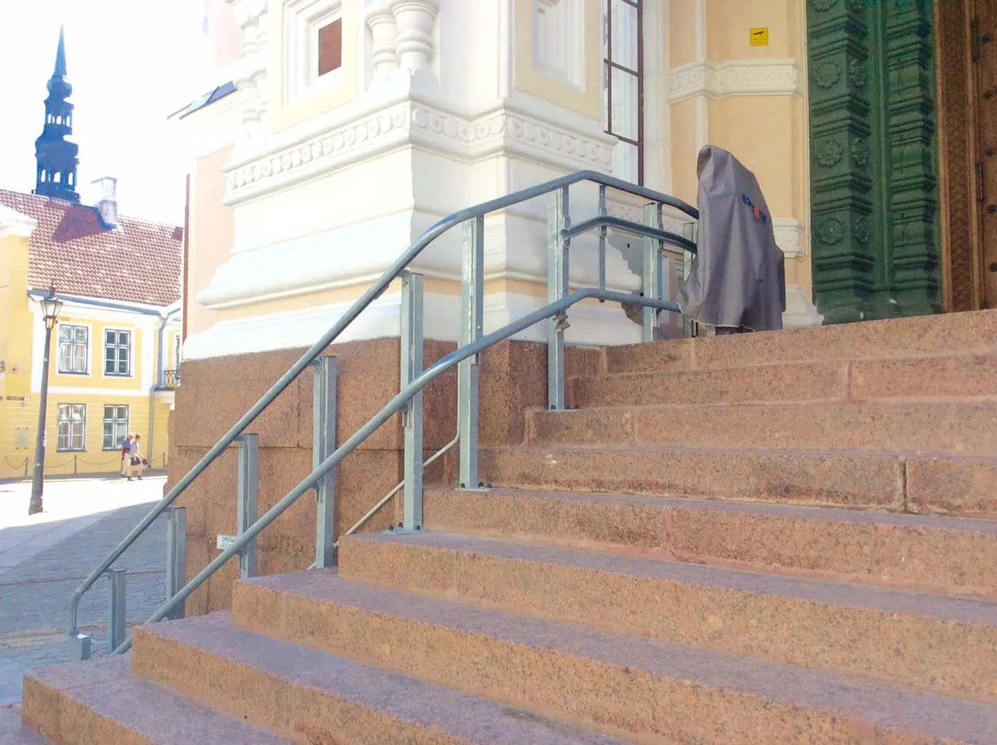У входа в собор установлен подъемник.