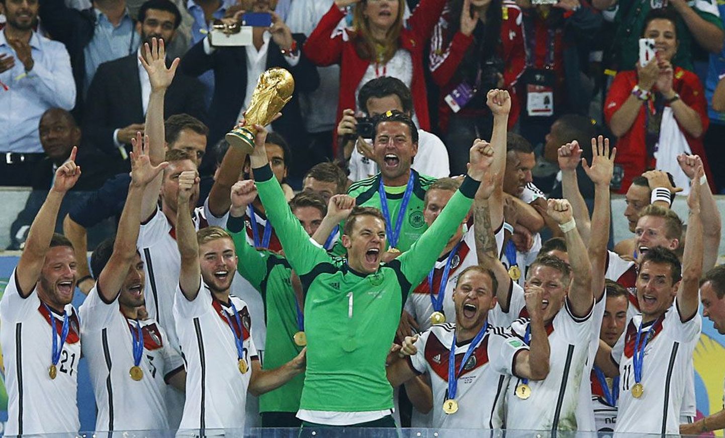 Saksamaa jalgpallikoondis eesotsas 2014. aasta MM-finaalturniiri parimaks väravavahiks valitud Manuel Neueriga (keskel) tähistamas neljanda MM-tiitli võitu.
