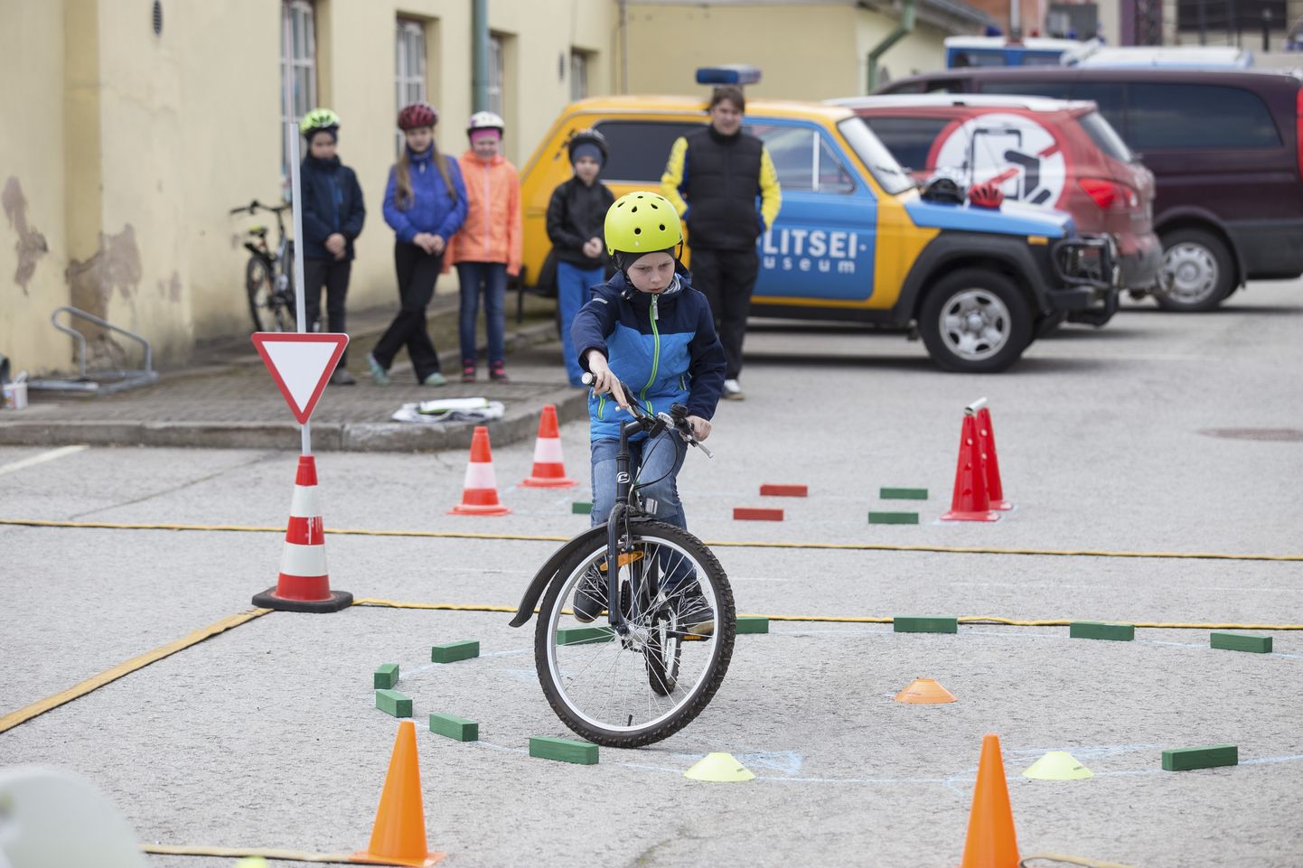 Eile korraldas maanteeamet Rakveres politseimuuseumi hoovis maakonna 3. ja 4. klasside õpilastele jalgrattavõistluse Vigurvänt.