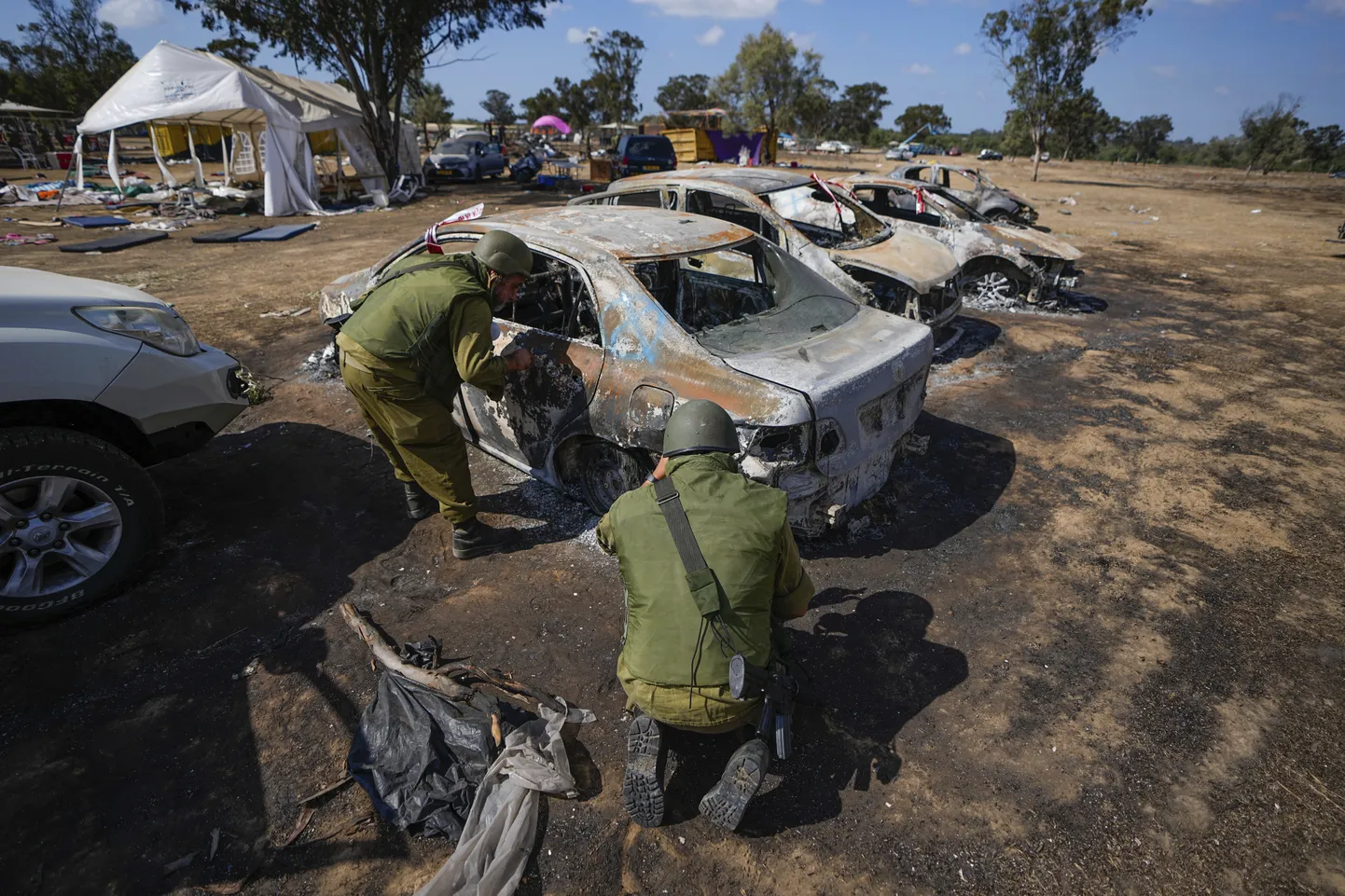 Iisraelis sõdurid uurimas Gaza lähistel toimunud muusikafestivali toimumispaika, kus Hamasi poolt tapeti vähemalt 260 inimest.