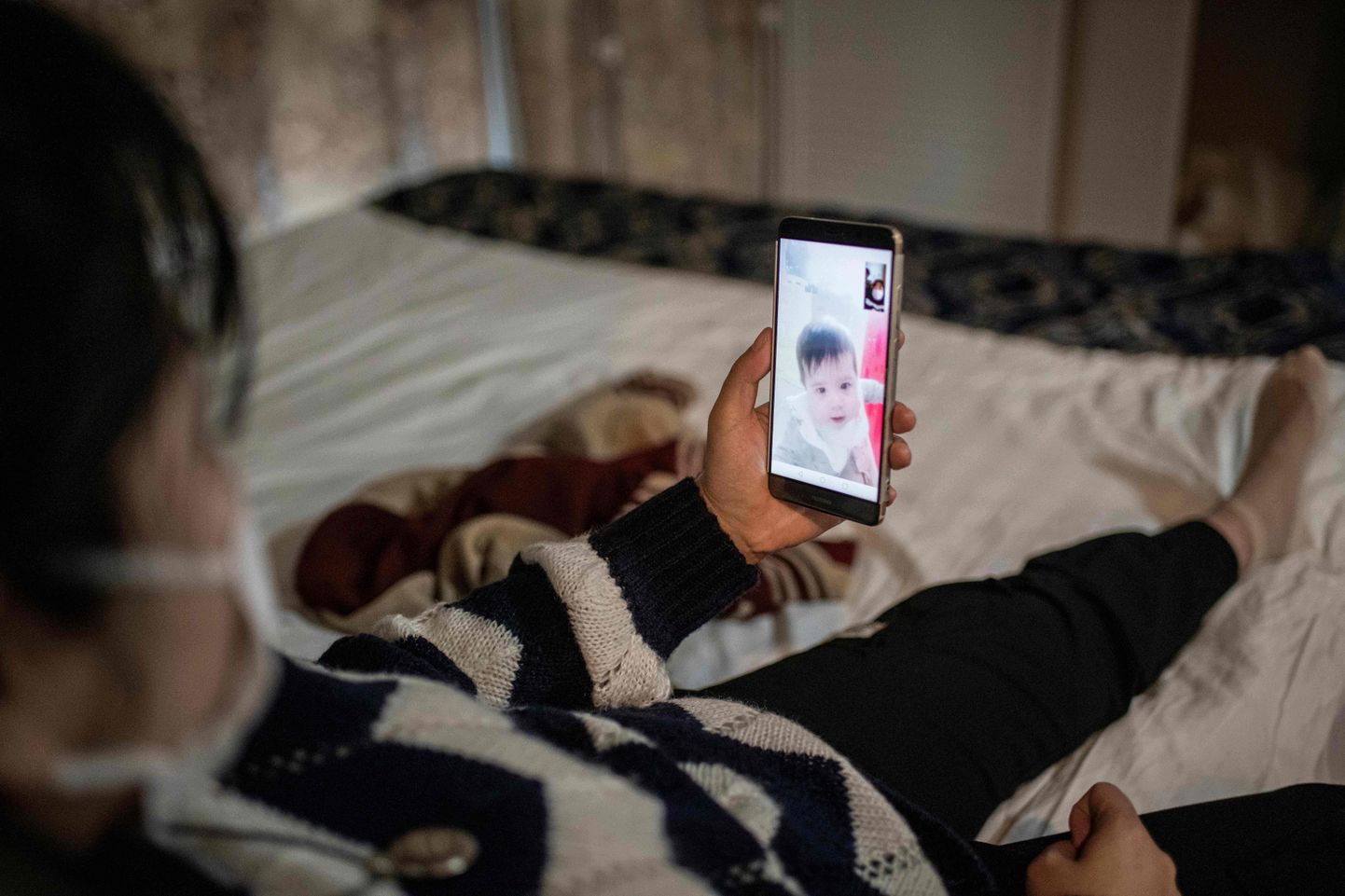 Xiaogunzhu näitab telefonist oma poja pilti.