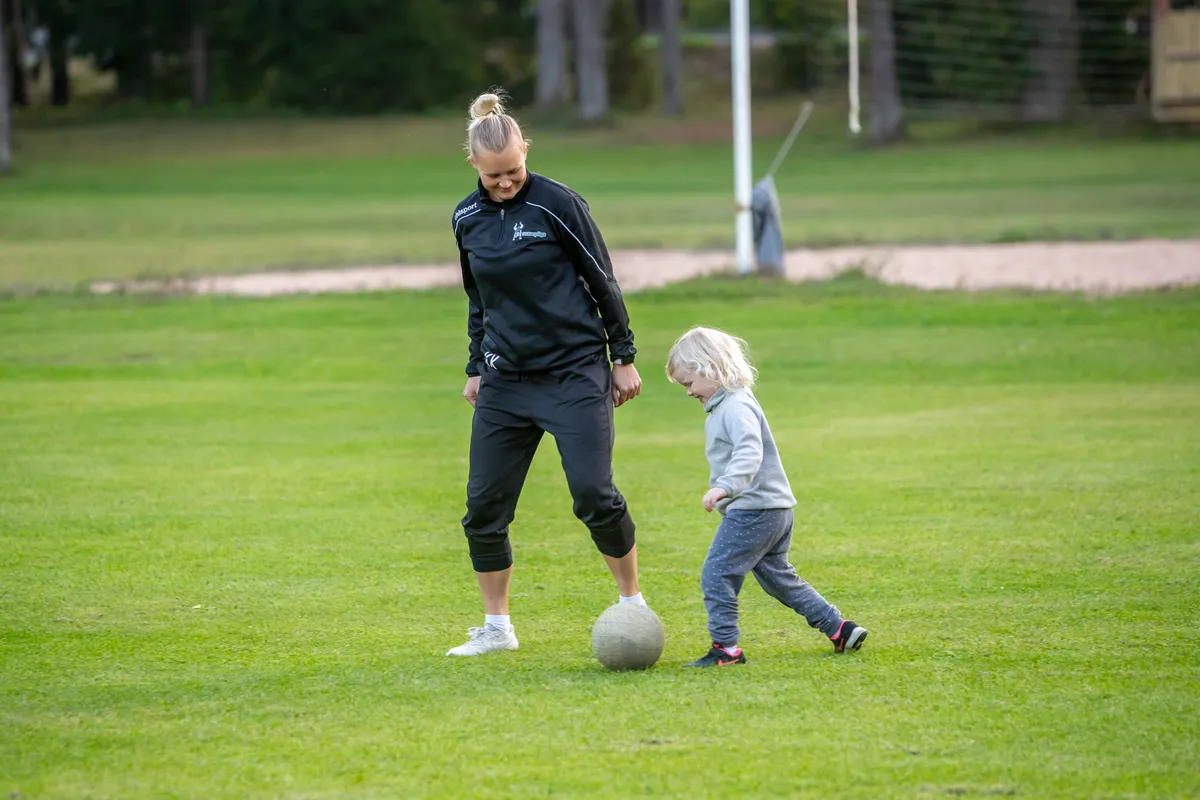 SUUR JA VÄIKE SAAREPIIGA. Treener Kateriin Kuusk koos pisitütre Amanda Marie Kuusega, kes jalgpallipisiku emapiimaga kaasa saanud.