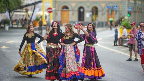 Пестрые цыганские юбки покорили бульвар свободы от автомобилей в Тарту