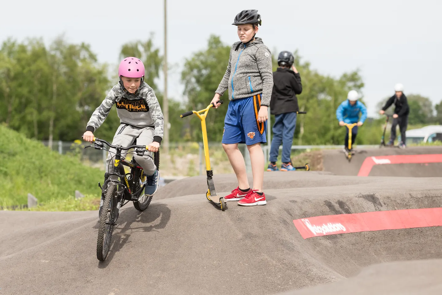 Kiviõli seikluskeskuse pump track'i rajal tiirlevad laupäeval laste asemel täiskasvanud, kes võistlevad võimaluse eest pääseda maailmameistrivõistluste finaali.