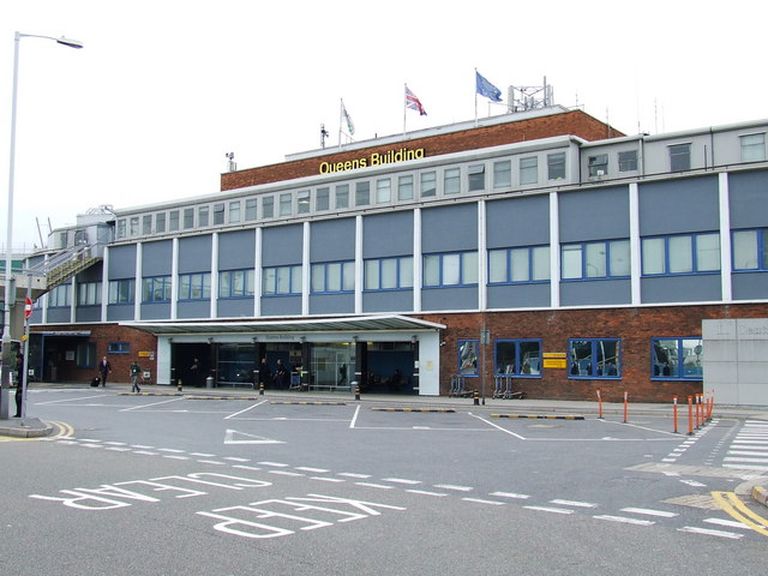 Queens Building. Avatud aastal 1955 ning lammutati aastal 2009. Avamisel oli tegemist ühe maailma kõige modernsema terminalihoonega. Hiljem asus hoones Heathrow lennujaama administratiivosakond.