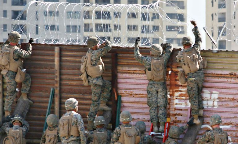 USA sõdurid piirile okastraati paigaldamas.