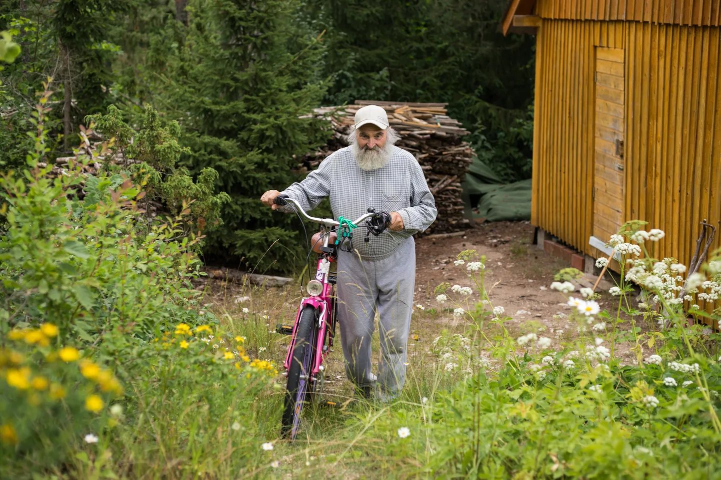 RATTAGA PÄEVITAMA: Genadi sõidab Kaali kaudu Leisi ja sealt Tuhkanale, kokku teeb see edasi-tagasi peaaegu sada kilomeetrit.