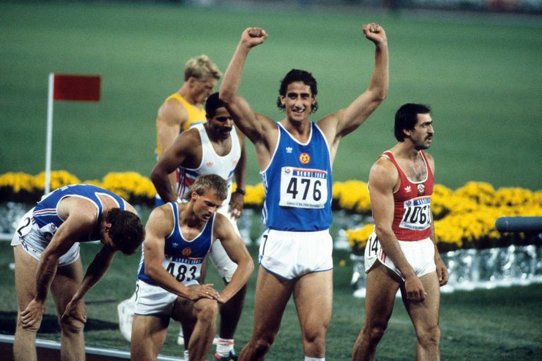 Christian Schenk (nr 476) Seouli olümpiamängudel kümnevõistluse viimase ala, 1500 meetri jooksu finišis olümpiavõitjana juubeldamas.