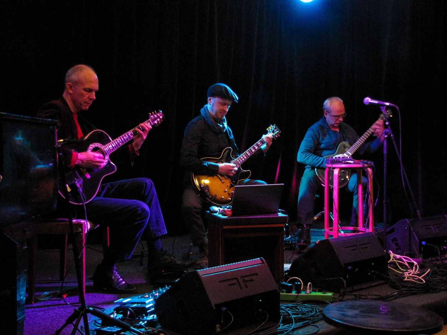 Veerandsada aastat noor raudne kitarrikolmik Robert Jürjendal, Mart Soo ja Tõnis Leemets esitas kesk Viljandi džässiklubi sumedust oma paremaid palasid.