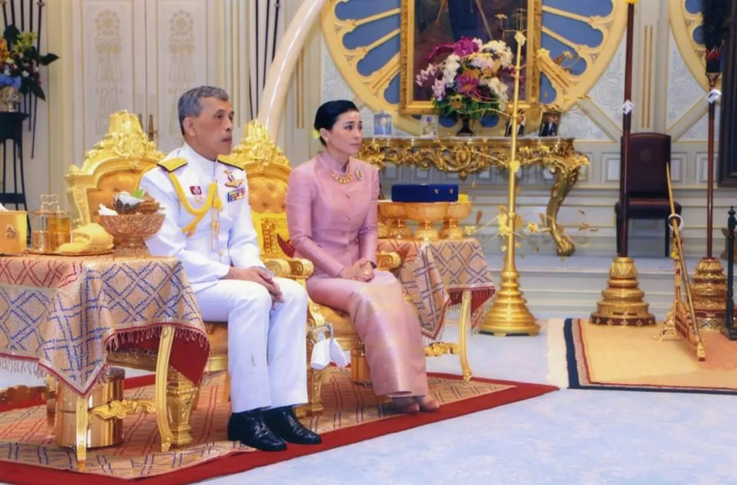 Королева Сутхида имеет воинское звание генерал армии.