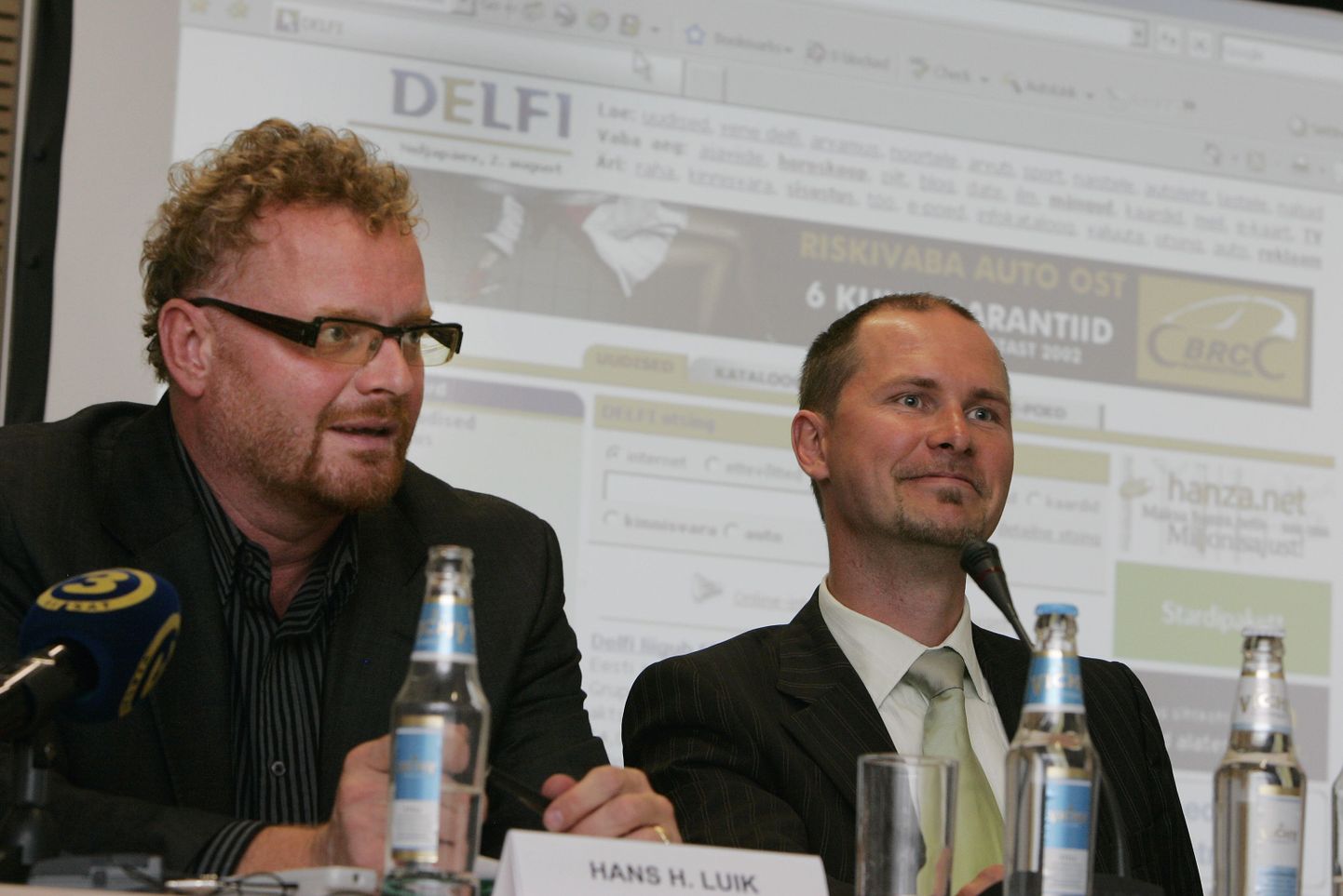 Ekspress Grupi suuromanik 
Hans H. Luik ja Ville Jehe pressikonverentsil, 2007. aasta suvel. Ekspress Grupp ostab 54,05 miljoni euro ehk ligikaudu 846 krooni eest internetiportaali Delfi.