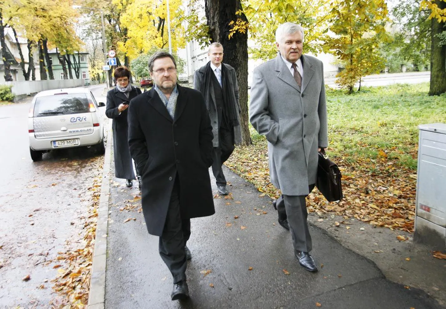 Sotsid Jüri Pihl (paremalt) ja Peeter Kreitzberg astusid eelmisel reedel lootusrikkal sammul Tallinnas Poska maja poole, kus algasid läbirääkimised Keskerakonnaga Tallinna võimu jagamise küsimuses.